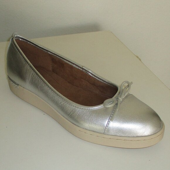 Clarks Artisan Womens Silver Flat Loafer NWOB - Size 7.5M - Picture 1 of 9